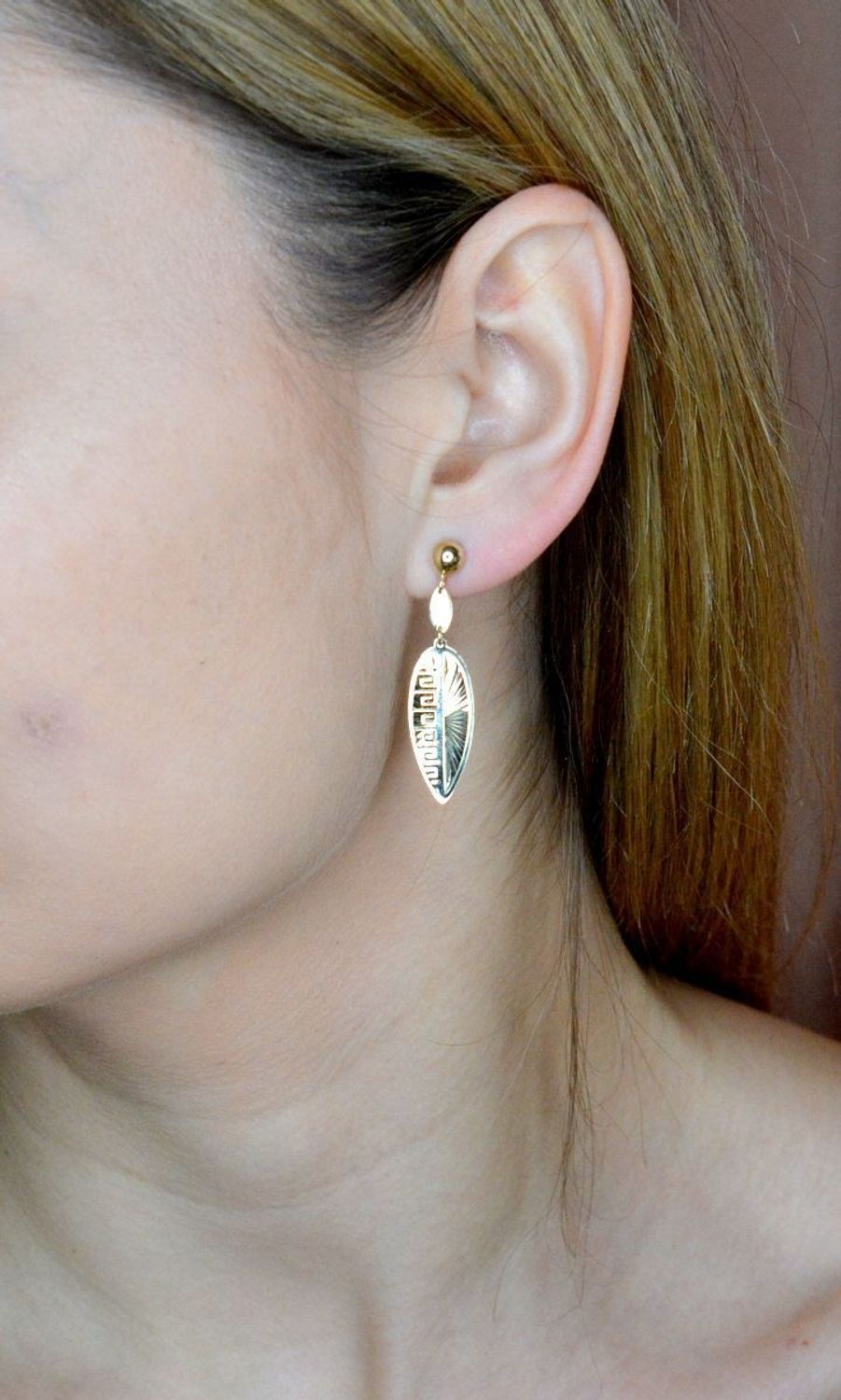 Złote kolczyki 585 wiszące listki KL 11657 585.  Złote kolczyki wykonane z najwyższej jakości żółtego złota, próba 585, waga około 2,28 gram. Kolczyki w minimalistycznym stylu, wpisujące się w obecne trendy modowe..jpg